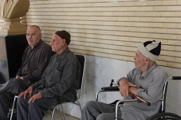 فرماندار اسفراین: یک مدیر سهمیه واکسن کرونای خانه سالمندان را به خانوادهاش تزریق کرد