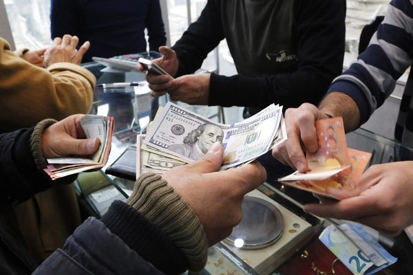 أجهزة الأمن الإيرانية تتدخل لمنع تسجيل سعر 100 ألف تومان للدولار الأميركي