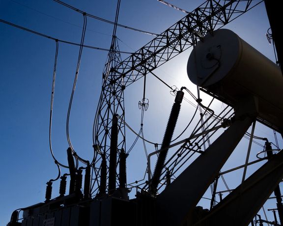 عضو اتاق بازرگانی: با وجود کمبود برق و خسارت به صنایع، صادرات برق به عراق ادامه دارد