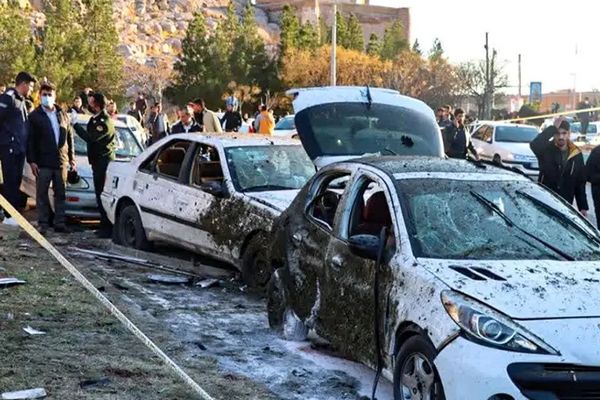 طلاب جامعة في طهران: النظام ليس في وضع أخلاقي يسمح له بإدانة الهجمات الإرهابية
