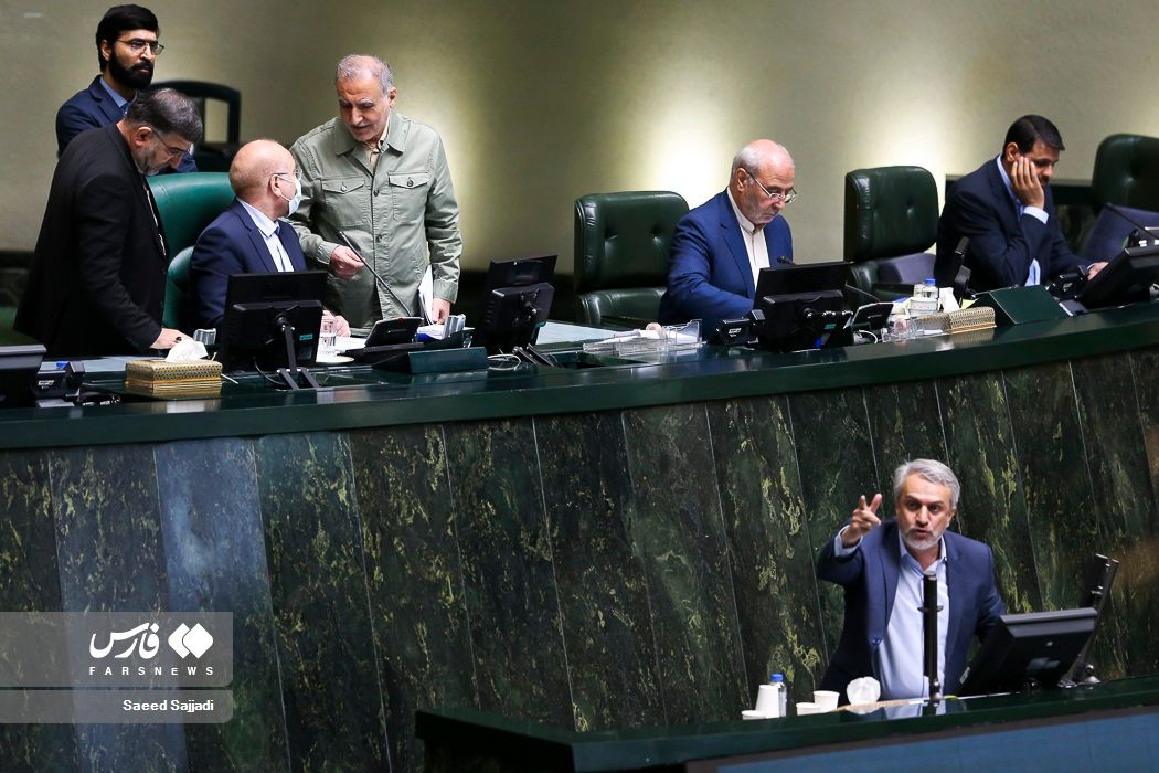 Industry Minister Reza Fatemi-Amin defending himself at the parliament on April 30, 2023