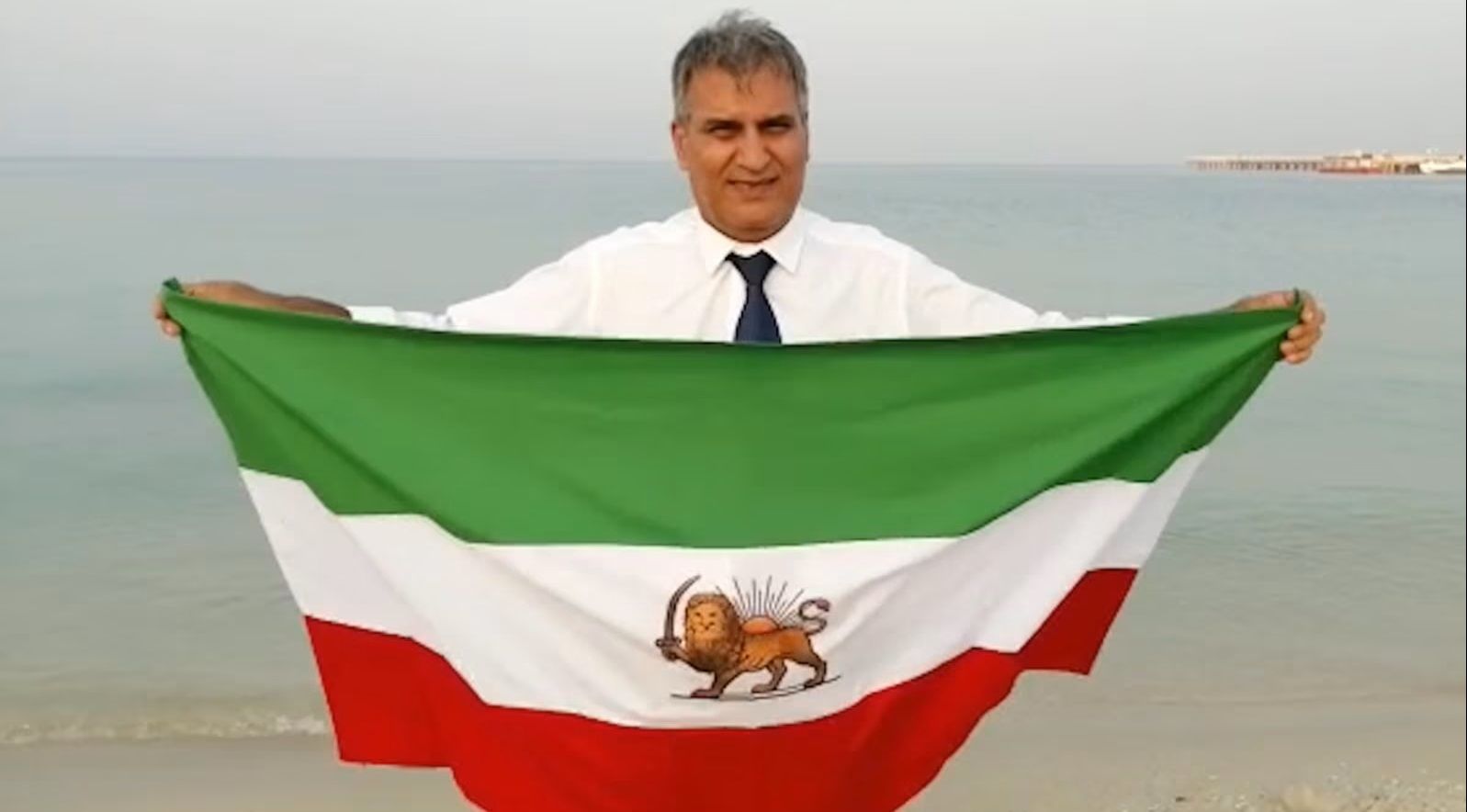 منوچهر بختیاری، پس از جراحی و در پی یورش نیروهای امنیتی، دچار حمله قلبی شد