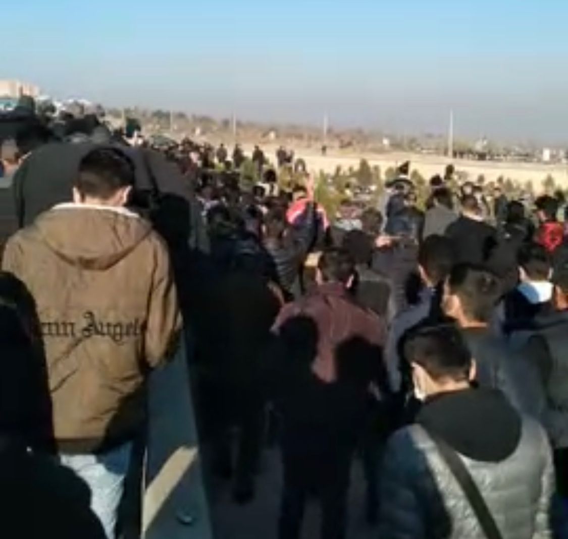 راهپیمایی مردم تبریز در مراسم خاکسپاری آیلار حقی، از کشته‌شدگان خیزش انقلابی در ایران 