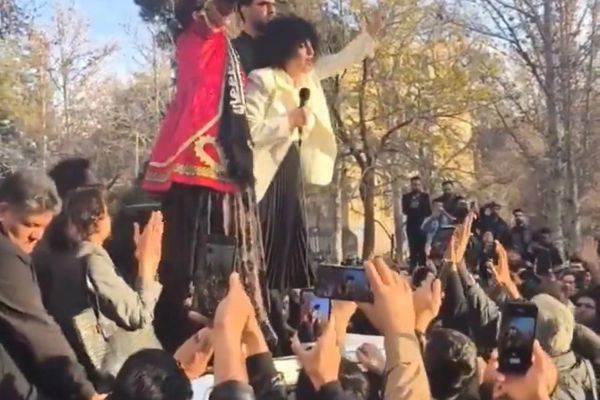 محامية نرجس محمدي: رفع دعوى بالمحكمة الجنائية الدولية للتحقيق في جرائم النظام الإيراني