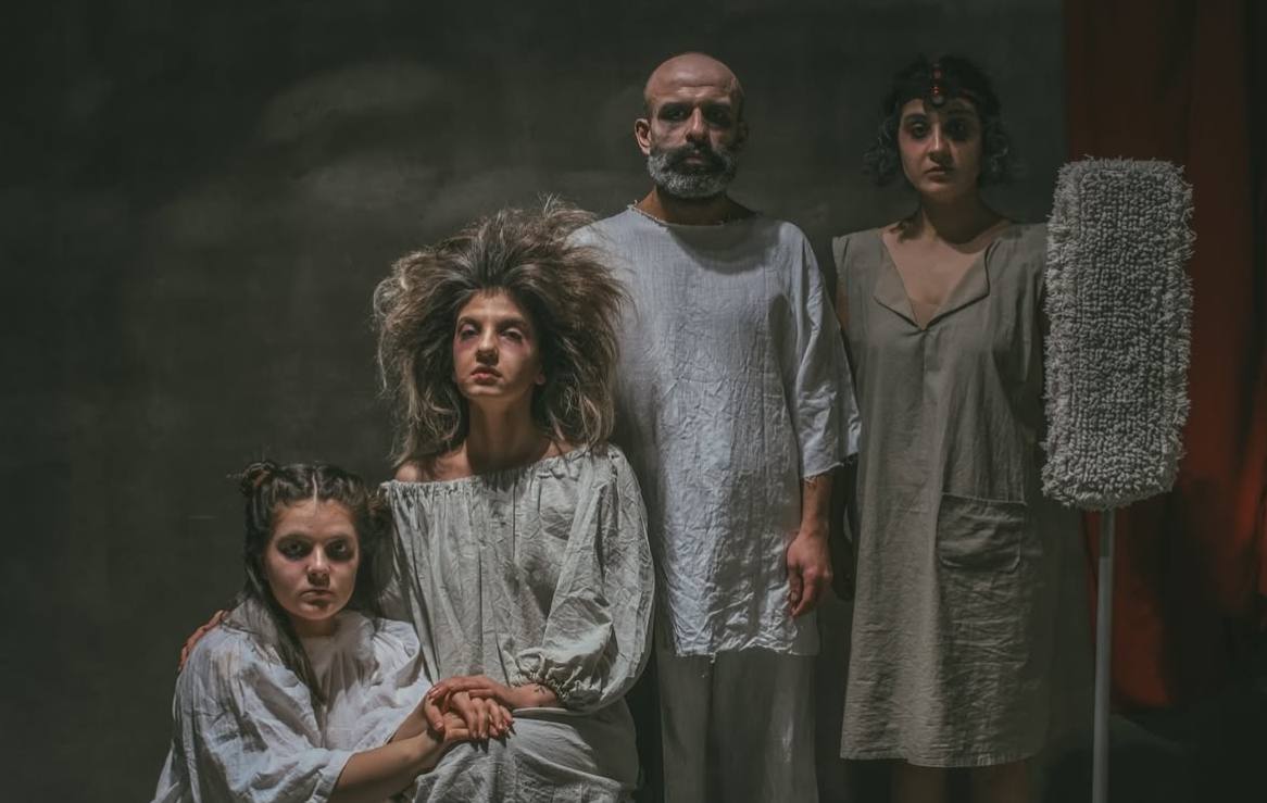 این نمایش از دوم آذر در استانبول روی صحنه رفته و اجرای آن همچنان ادامه دارد 