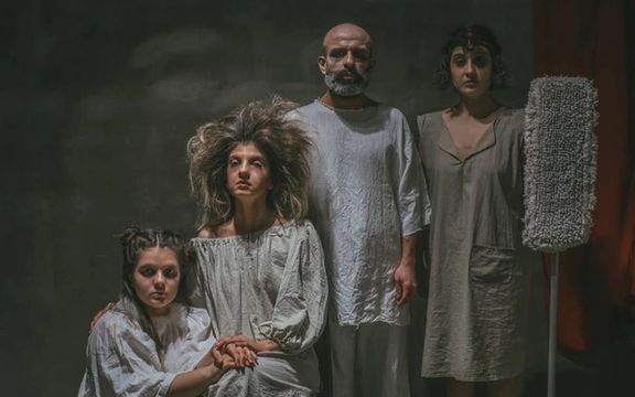 این نمایش از دوم آذر در استانبول روی صحنه رفته و اجرای آن همچنان ادامه دارد