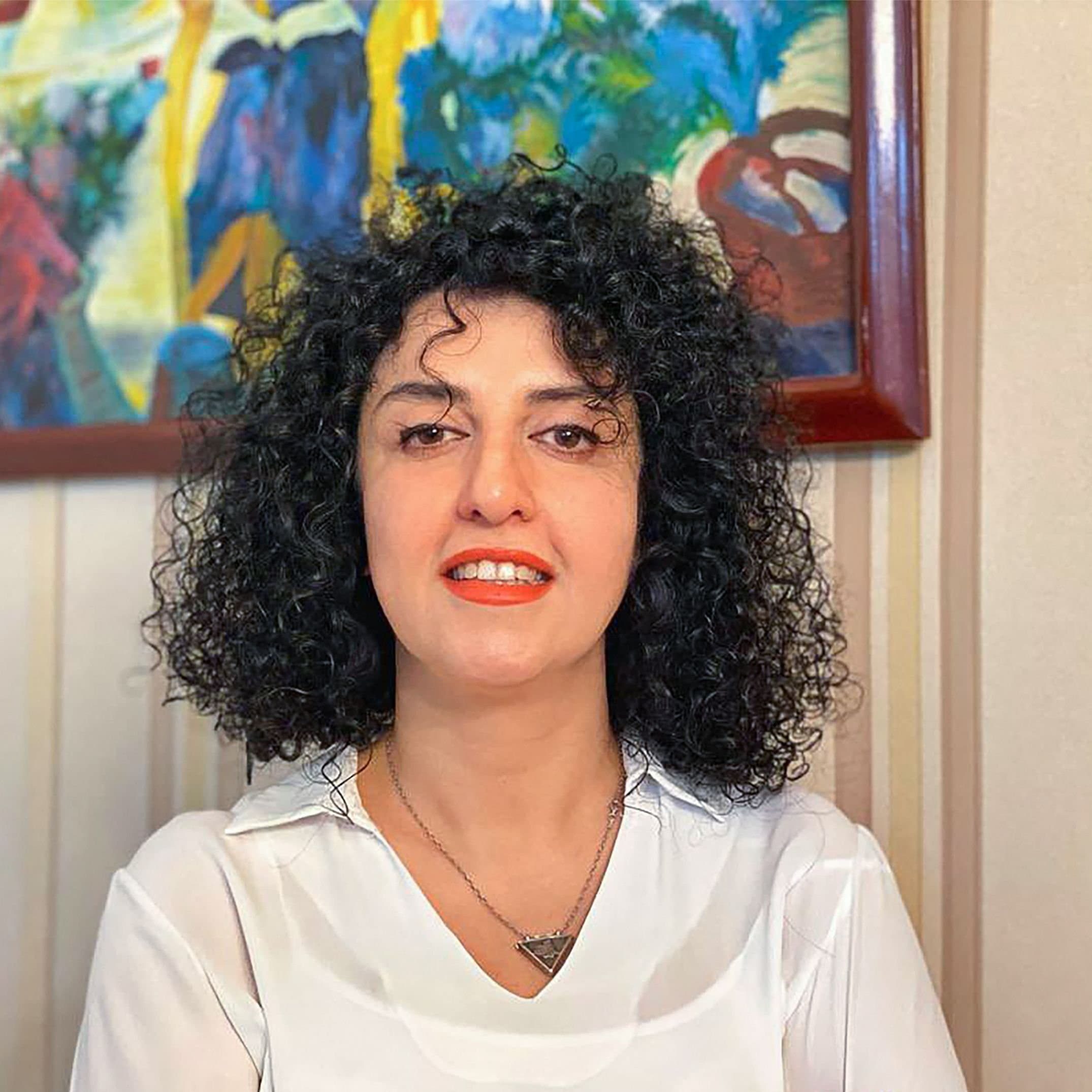 نرجس محمدي: خلال أيام قُتلت نساء وشبان وطفل بين ذراعي أمه وأبيه عند نقاط التفتيش الأمنية