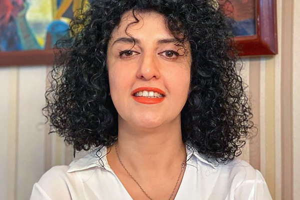 نرجس محمدي: خلال أيام قُتلت نساء وشبان وطفل بين ذراعي أمه وأبيه عند نقاط التفتيش الأمنية