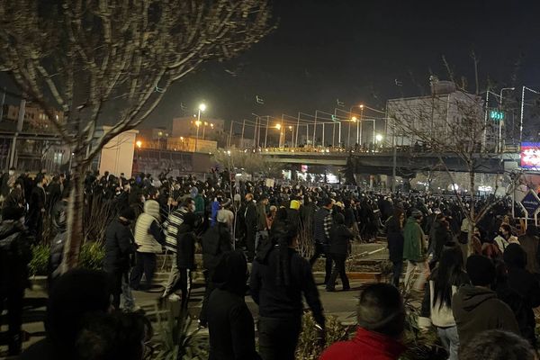 خامنئي يعترف بمقتل آلاف الإيرانيين في الاحتجاجات ويهدد الداخل والخارج وسط تصعيد غير مسبوق