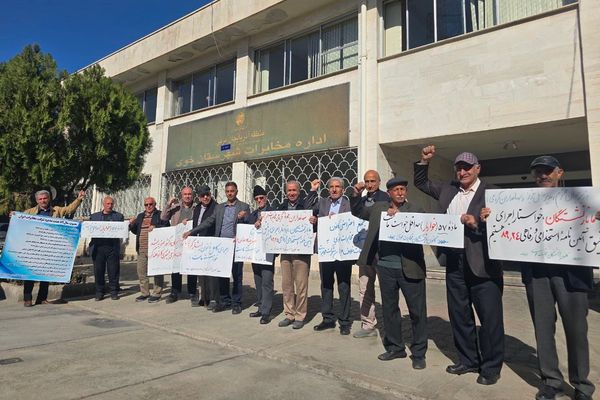 اعتراضًا على تجاهل مطالبهم.. احتجاجات للمتقاعدين والممرضين وموظفي النفط في عدة مدن بإيران