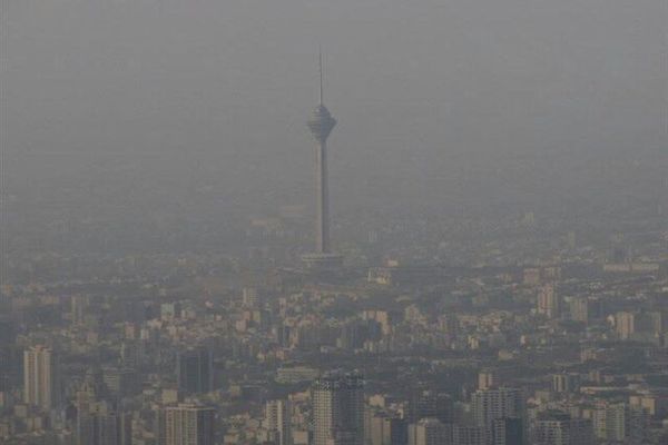 تعطّل موقع رصد جودة الهواء وإغلاق مدارس في مدن إيرانية بعد تفاقم التلوث وانتشار الإنفلونزا