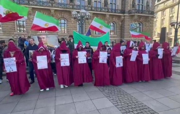 تزامنًا مع يوم المرأة العالمي.. مظاهرات في مدن مختلفة حول العالم لدعم النساء في إيران 