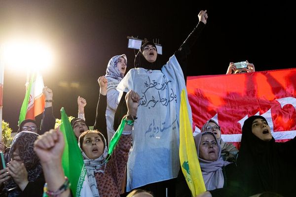 برلماني إيراني: أيادينا على الزناد لتوجيه "الضربة القاضية" للعدو وإبادته