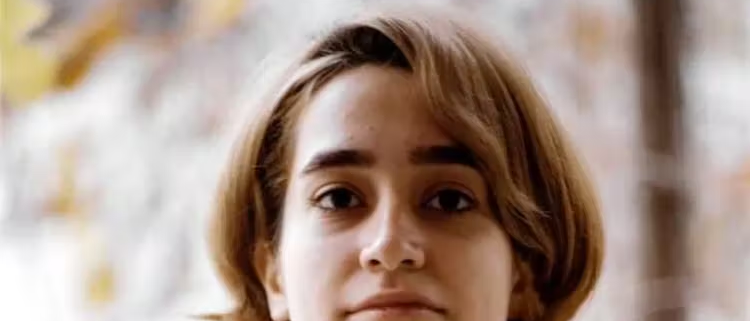 سروناز احمدی، فعال مدنی، از سوی دادگاهی به ریاست صلواتی به شش سال حبس محکوم شد