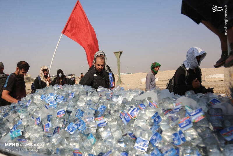 اعتراض به هزینه‌های چند صد میلیاردی مراسم اربعین؛ توصیه کیهان برای حمل عکس قاسم سلیمانی