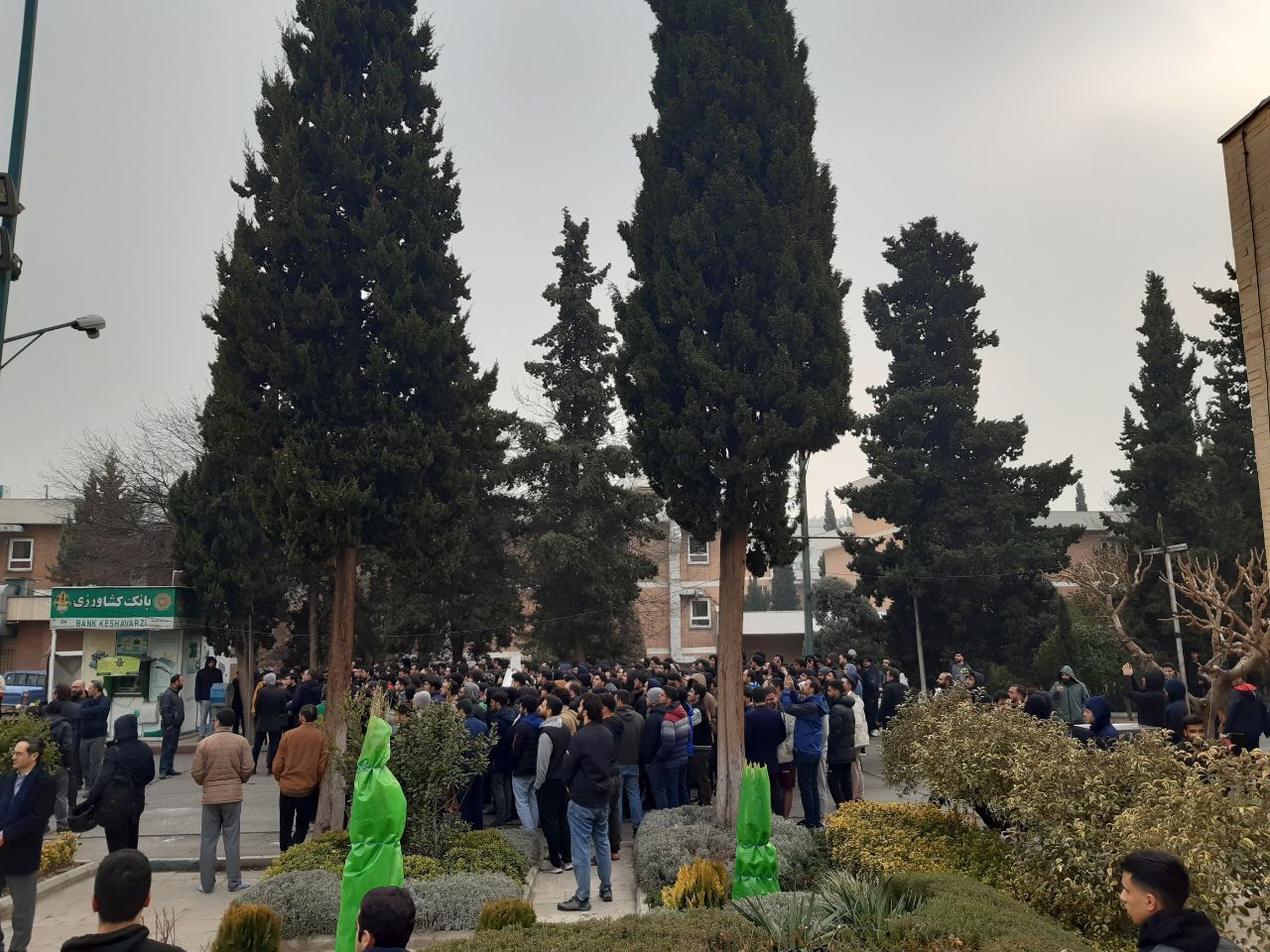 بعد مقتل زميلهم.. طلاب جامعة طهران ينظمون تجمعًا احتجاجيا اعتراضا على السياسات الجامعية   