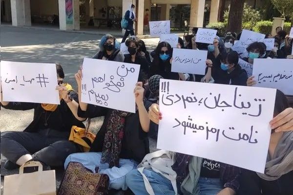 في إطار حملة "تطهير" الجامعات الإيرانية.. فصل المئات من المعارضين وتعيين "الثوريين"