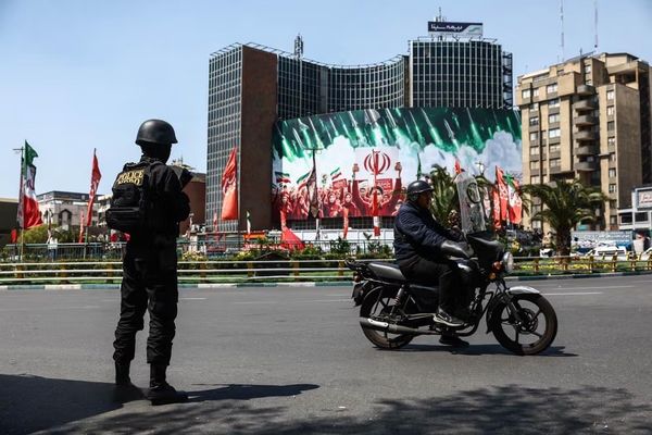 من هتافات الفرح إلى القلق العميق.. سكان طهران يخشون احتمال بقاء “نظام أكثر قمعًا وعنفًا”