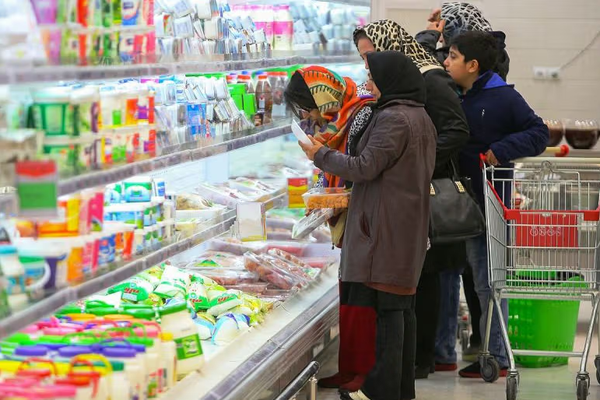 زيادة أسعار الخبز بنسبة 100 %.. التضخم يخنق إيران وارتفاعات قياسية تطال معظم السلع