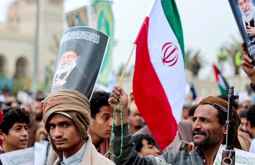 یکی از حامیان حوثی‌ها با تصویری از علی خامنه‌ای در تجمعی در صنعا، ۱۵ اسفند ۱۴۰۴