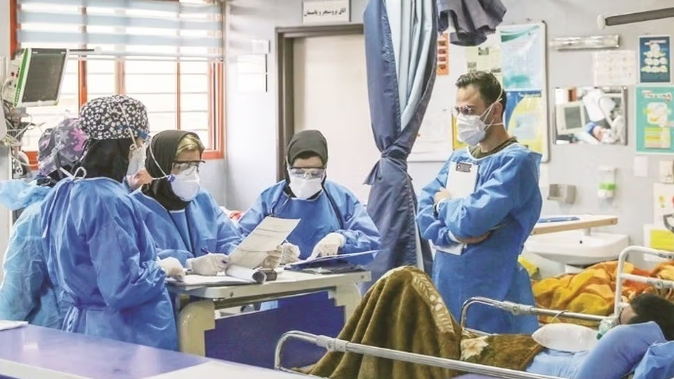 أزمة غير مسبوقة.. نقص حاد بالتخصصات الطبية وهجرة جماعية تهدد النظام الصحي في إيران