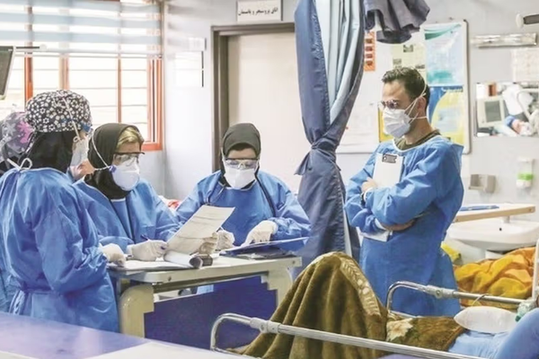 أزمة غير مسبوقة.. نقص حاد بالتخصصات الطبية وهجرة جماعية تهدد النظام الصحي في إيران