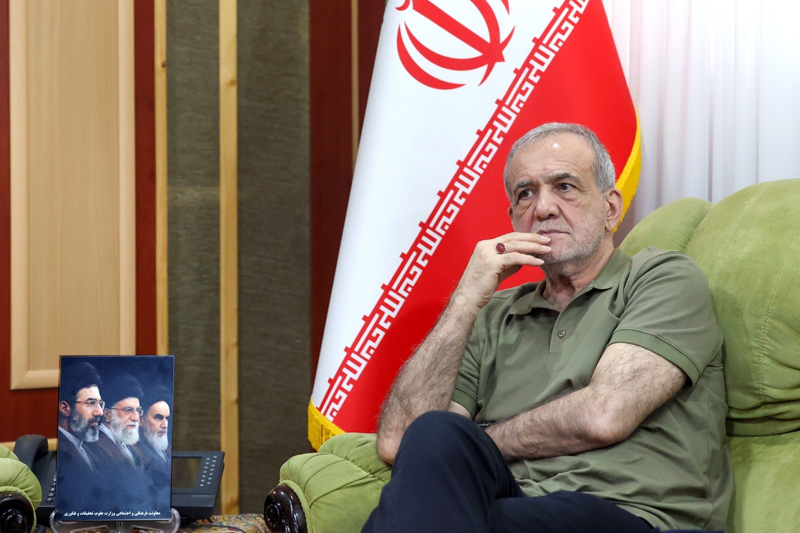 الرئيس الإيراني: مستعد لمنح الحرس الثوري حتى 100 مليون برميل نفط.. وأفتخر بذلك