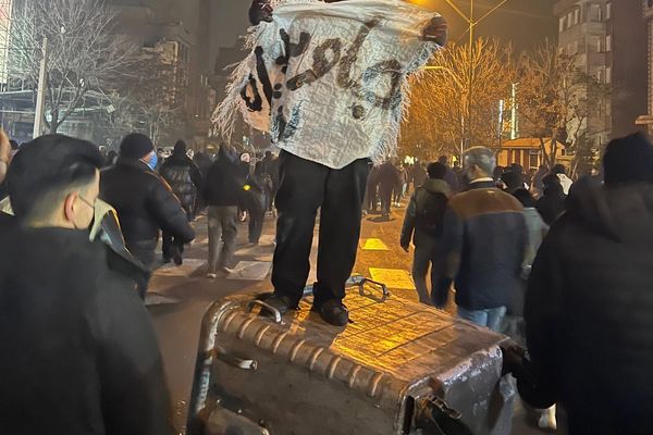 پیام مخاطب از کنگان: ماموران پشت بلندگو میگفتند «حکم تیر به کمر به بالا» را داریم
