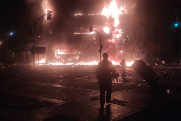 شاهد من طهران: عناصر أمنية على دراجات نارية تجوب الشوارع مرددة "حيدر حيدر"