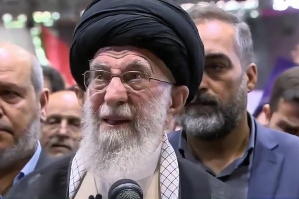 نقل خامنئي وعائلته إلى ملجأ تحت الأرض في طهران