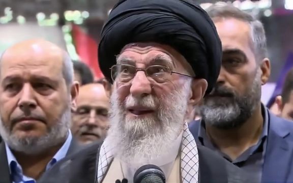 خبرگزاری وابسته سپاه نوشت نگاههای عجیب خامنهای به محل بازسازی جایگاه نماز جمعه بود