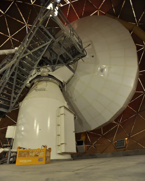 ترمینال مدرن‌شده سازمانی (MET) درون یک گنبد راداری (رادوم) در پایگاه هوایی العدید قطر، ۲۱ ژانویه ۲۰۱۶، در این عکس آرشیوی نیروی هوایی ایالات متحده دیده می‌شود.