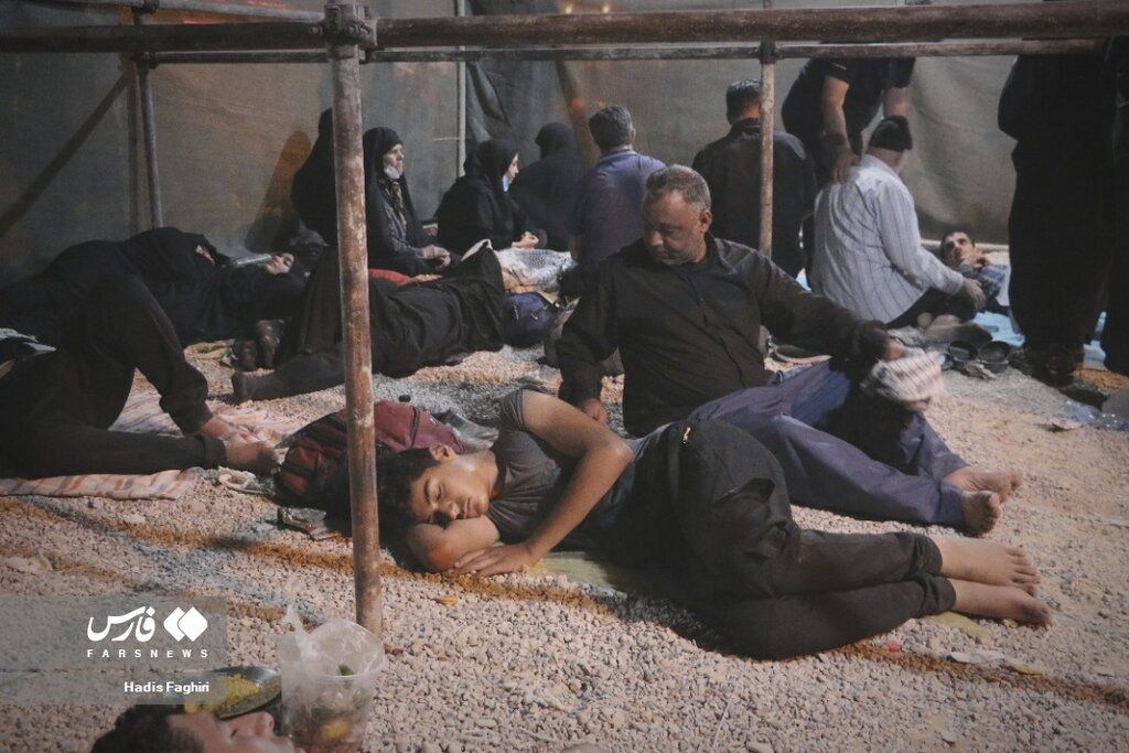 ادامه ازدحام زائران اربعین در مرزها و نبود خودرو و امکانات و آب 