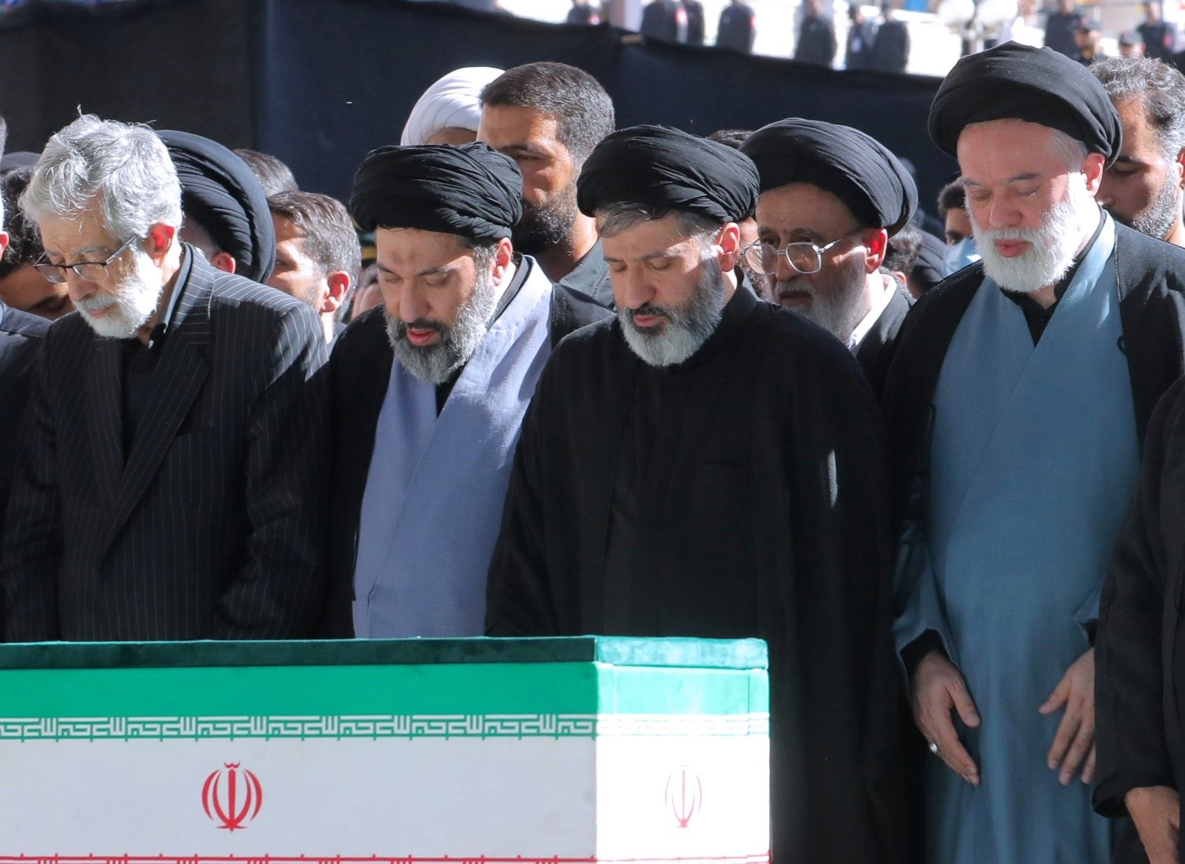 سه پسر علی خامنه‌ای در انظار عمومی ظاهر شدند اما مجتبی نه