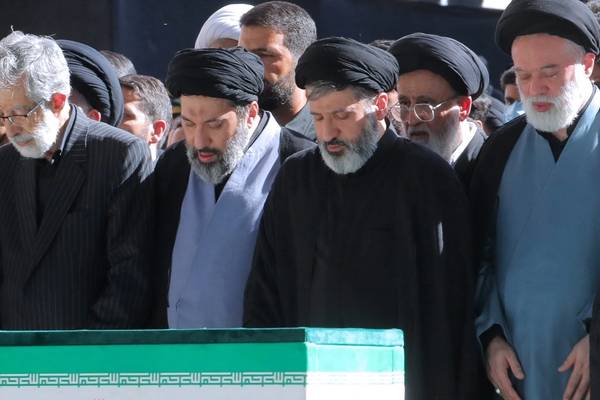 سه پسر علی خامنهای در انظار عمومی ظاهر شدند اما مجتبی نه