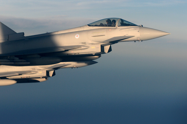 "الغارديان": مقاتلات بريطانية في قطر للتصدي لأي هجمات انتقامية من طهران