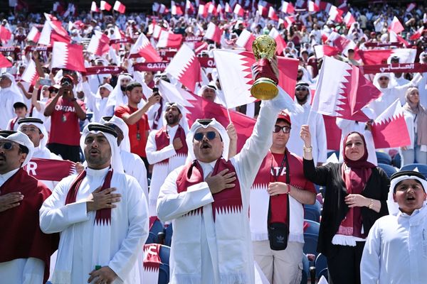 قطر برای حمایت از عنابیها در جام جهانی هزینه سفر و اقامت ۱۰۰۰ هوادار را پرداخت کرده است