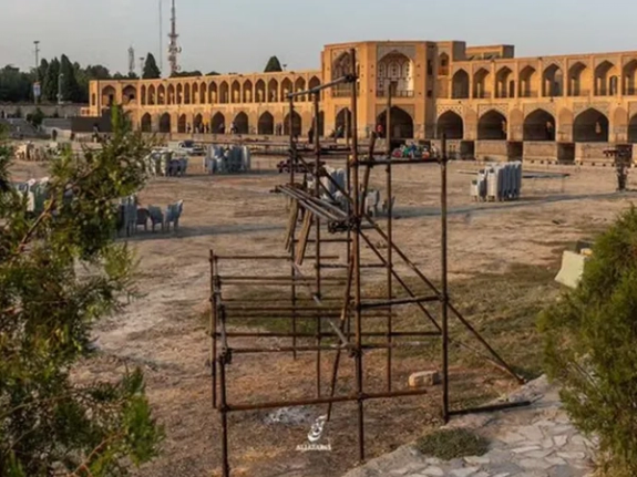 احتجاجات بيئية تُجبر بلدية "أصفهان" في إيران على نقل حفل ترفيهي من مجرى نهر جاف