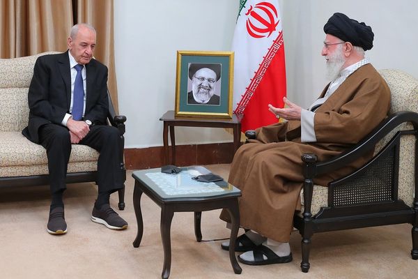 صحيفة لبنانية: نبيه بري يطلب "فتوى" من خامنئي تسمح لحزب الله بتسليم أسلحته الثقيلة