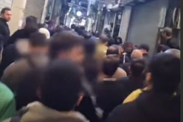 برلماني إيراني: الوضع مثير للغضب وسيدفع الناس للنزول إلى الشوارع