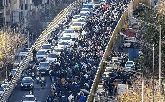 "لوموند": الاحتجاجات الشعبية بقيادة التجار وأصحاب المحلات تهزّ أركان النظام في إيران