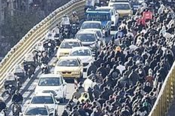 "لوموند": الاحتجاجات الشعبية بقيادة التجار وأصحاب المحلات تهزّ أركان النظام في إيران