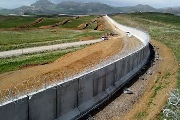 مسؤول إيراني: سيتم بناء جدران فاصلة على جميع الحدود البرية للبلاد