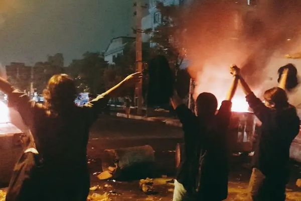 بیانیه ۴۲ حزب و گروه سیاسی پادشاهیخواه: یلدای امسال، یلدای خیابان است