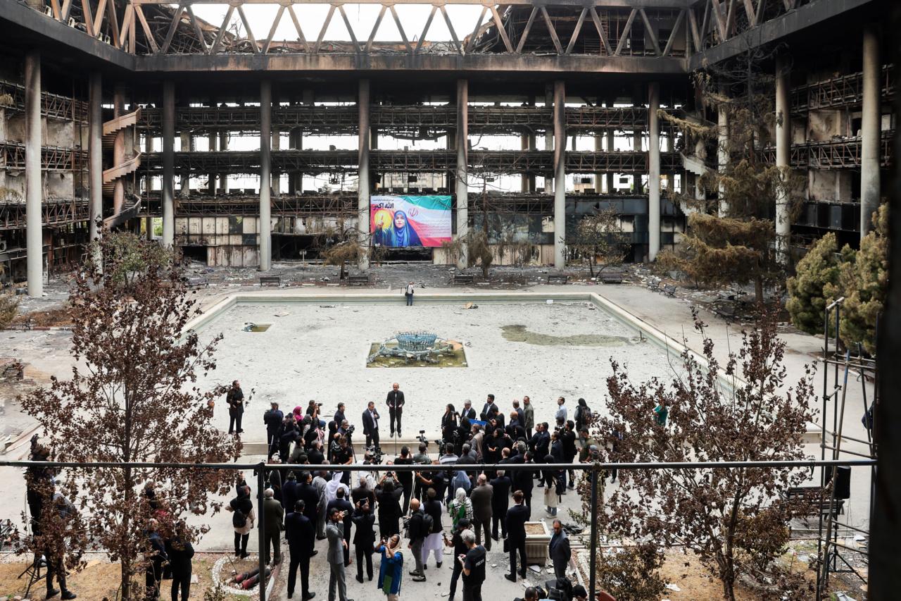 سخنرانی رییس سازمان صداوسیمای جمهوری اسلامی برای گروهی از بازدیدکنندگان خارجی از ساختمان شیشه‌ای این سازمان پس از حمله اسرائیل. 