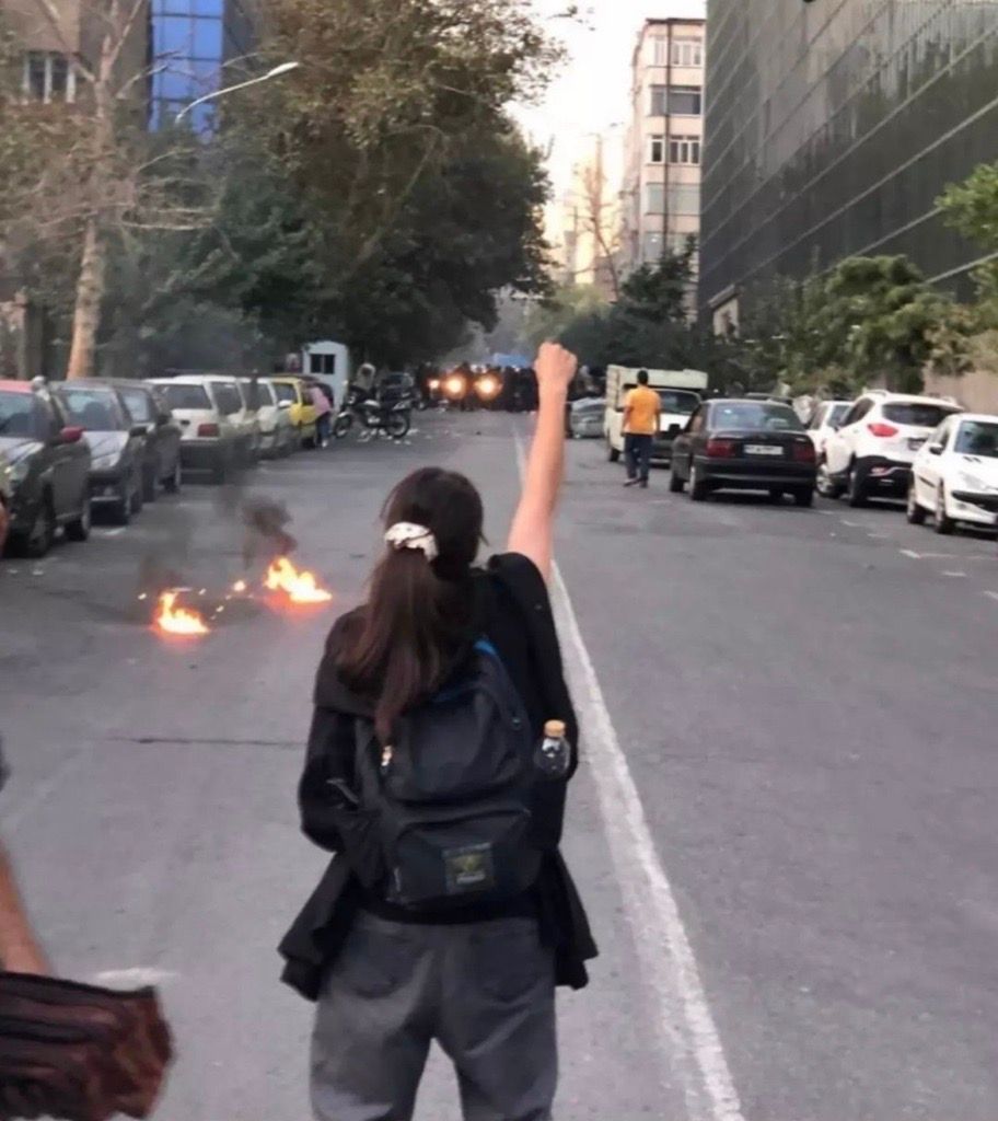 اعتراضات در ایران؛ حضور پررنگ زنان و روسری‌هایی که از سر برمی‌دارند