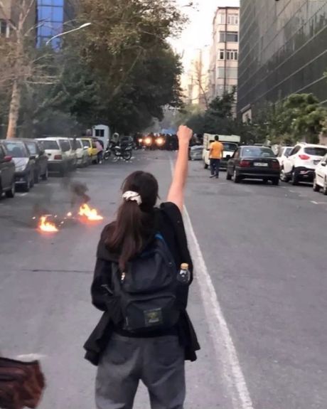 اعتراضات در ایران؛ حضور پررنگ زنان و روسریهایی که از سر برمیدارند