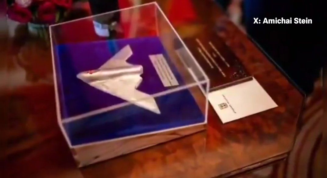 نتنياهو يهدي ترامب "حافظة أدعية" مصنوعة من بقايا صاروخ إيراني