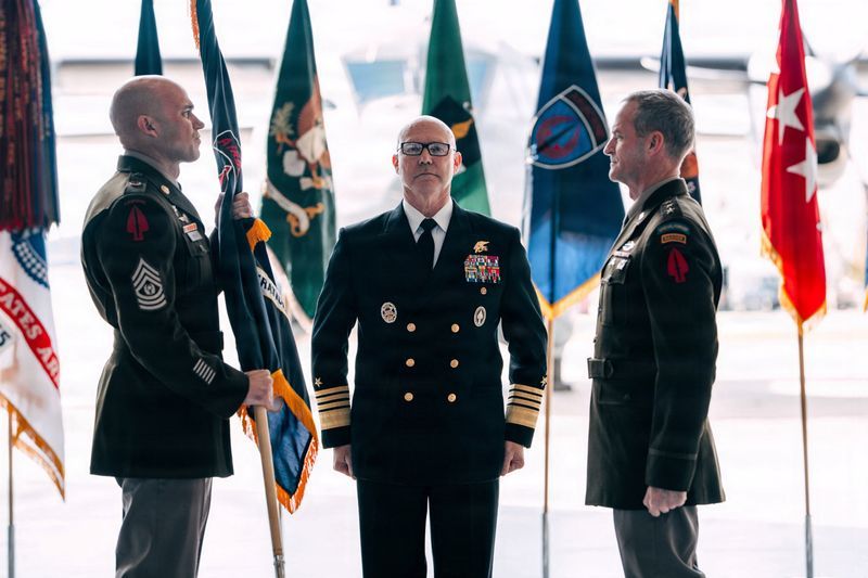 دریادار فرانک برادلی (فرد ایستاده در وسط)