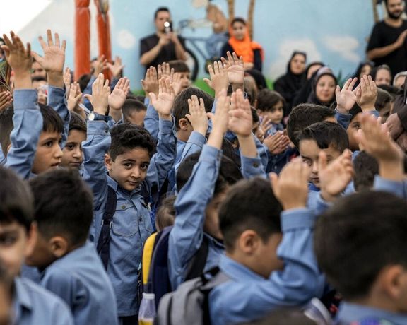 تغییر ساعت آغاز کار مدارس در ایران بهدلیل کمبود برق با اعتراض مردم و رسانهها روبهرو شد